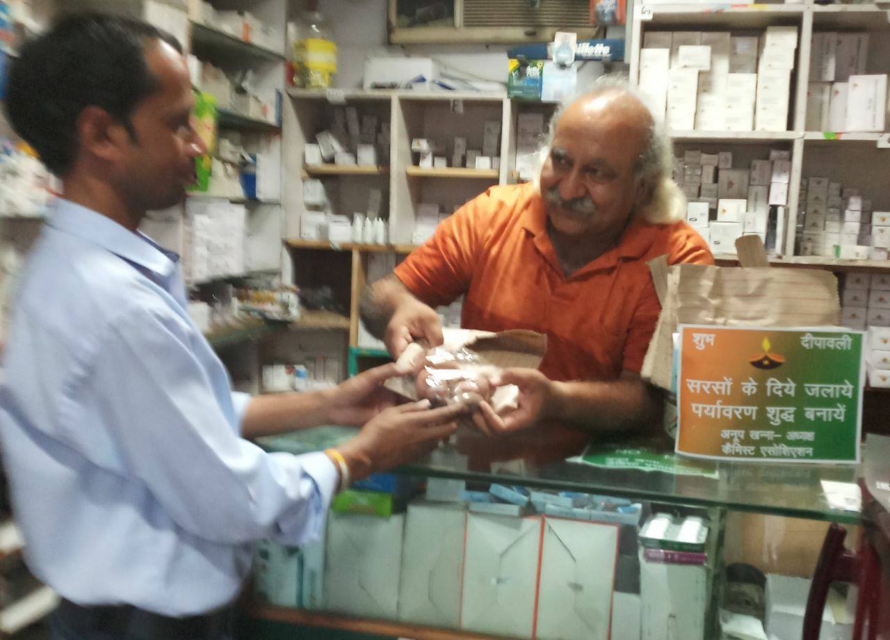 Anoop Khanna Providing Medicines at Sadhbhavana store@dontgiveupworld